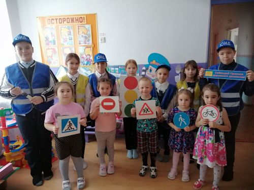 Кәкре Елга авылы балалары юл кагыйдәләрен белеп үсә