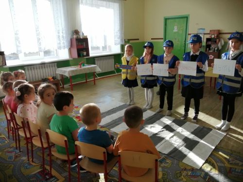 Кәкре Елга авылы балалары юл кагыйдәләрен белеп үсә