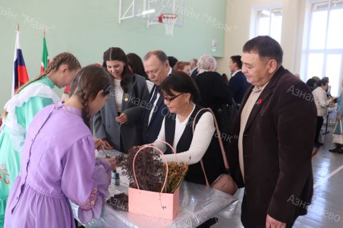 Азнакайда өлкән яшьтәге укытучыларны хөрмәтләделәр