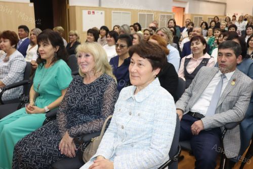 Азнакайда укытучылар бәйрәм итте