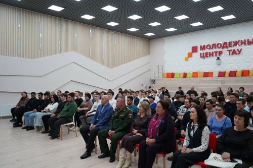 Общественный совет Азнакаево посетили выставку «Отец героя»