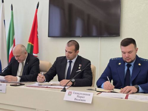 Рәсим Баксиков Азнакайда хәрбиләргә күрсәтелгән ярдәм һәм волонтерлар эше белән танышты