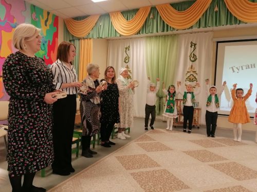 Азнакай шагыйрәләре балалар бакчасында кунакта булды