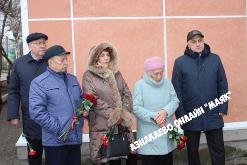 Азнакайлылар Әнвәр Баһаветдиновның мемориаль тактасына чәчәкләр куйдылар