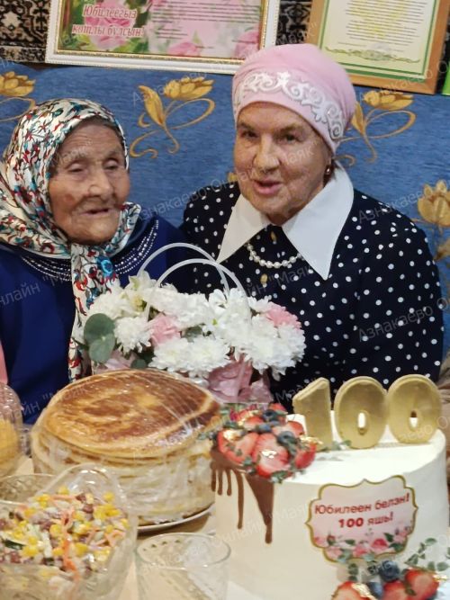 Җиңү бистәсендә Абдуллина Мәгъсүмә Дәүләтша  кызы 100 яшьлек юбилее уңаеннан котлаулар кабул итте