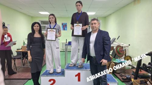 Азнакайда армрестлинг буенча ярышлар узды
