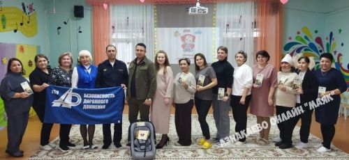 Азнакайда Мостафиннар гаиләсенә автокресло бүләк иттеләр