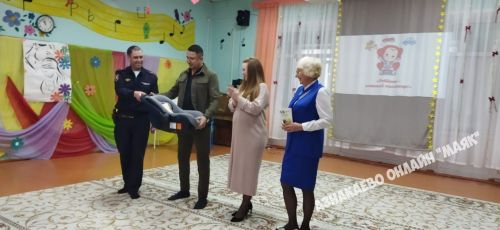 Азнакайда Мостафиннар гаиләсенә автокресло бүләк иттеләр