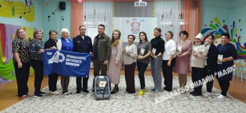 Азнакайда Мостафиннар гаиләсенә автокресло бүләк иттеләр