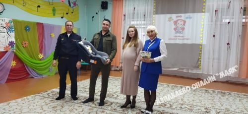 Азнакайда Мостафиннар гаиләсенә автокресло бүләк иттеләр