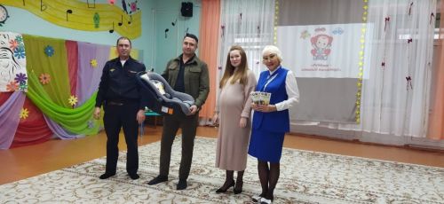 Азнакайда Мостафиннар гаиләсенә автокресло бүләк иттеләр
