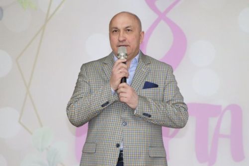 Азнакай муниципаль районы башлыгы гүзәл затларны бәйрәм белән котлады