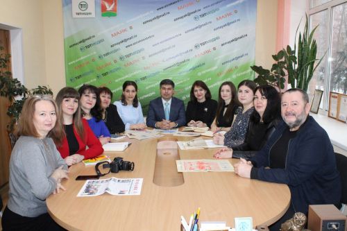 Баш мөхәррир Фәрхәт Шәйхулов “Маяк” газетасының 95 еллыгы белән котлый