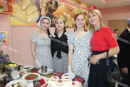 Азнакай үзенең Бөек улын данлады