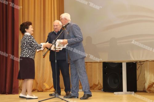 Азнакай үзенең Бөек улын данлады