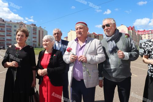 Азнакай үзенең Бөек улын данлады
