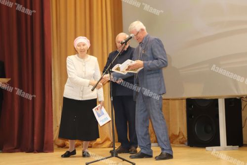 Азнакай үзенең Бөек улын данлады
