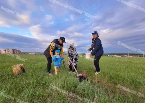 Монолитта яшәүчеләр гаиләләре белән агачлар утырттылар