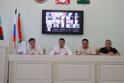 Азнакайда ике үсмер исерек килеш руль артына утырган