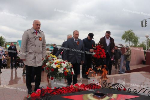 Азнакайда Бөек Җиңү бәйрәме традиция буенча Мәңгелек ут янган Җиңү мәйданыннан башланып китте