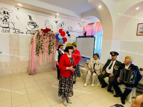 Ветераннар интернатта яшәүчеләрне Җиңү көне белән котладылар