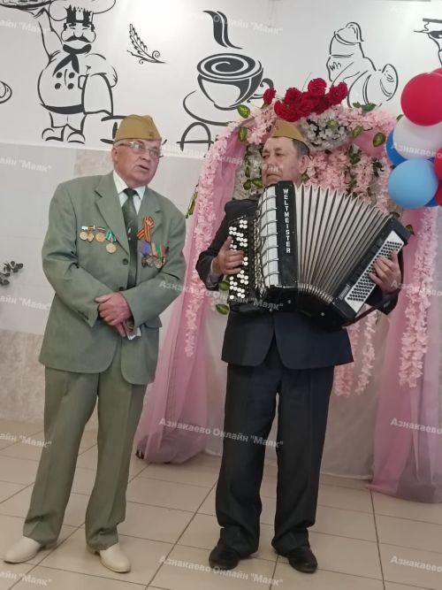Ветераннар интернатта яшәүчеләрне Җиңү көне белән котладылар
