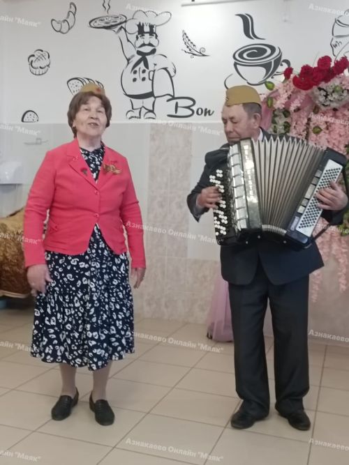 Ветераннар интернатта яшәүчеләрне Җиңү көне белән котладылар