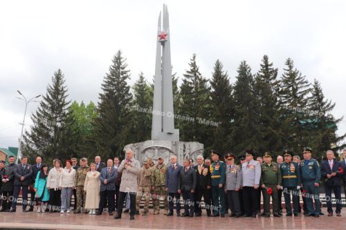 Азнакайда Бөек Җиңү бәйрәме традиция буенча Мәңгелек ут янган Җиңү мәйданыннан башланып китте