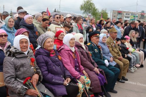 Азнакайда Бөек Җиңү бәйрәме традиция буенча Мәңгелек ут янган Җиңү мәйданыннан башланып китте