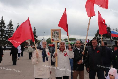 Азнакайда Бөек Җиңү бәйрәме традиция буенча Мәңгелек ут янган Җиңү мәйданыннан башланып китте