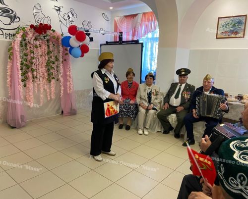 Ветераннар интернатта яшәүчеләрне Җиңү көне белән котладылар