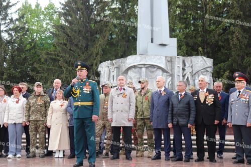 Азнакайда Бөек Җиңү бәйрәме традиция буенча Мәңгелек ут янган Җиңү мәйданыннан башланып китте