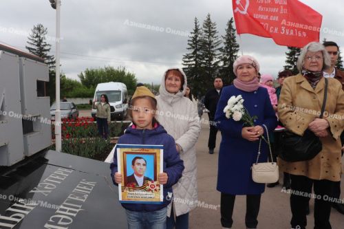 Азнакайда Бөек Җиңү бәйрәме традиция буенча Мәңгелек ут янган Җиңү мәйданыннан башланып китте