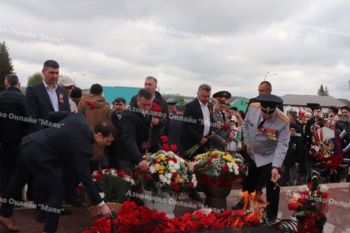 Азнакайда Бөек Җиңү бәйрәме традиция буенча Мәңгелек ут янган Җиңү мәйданыннан башланып китте