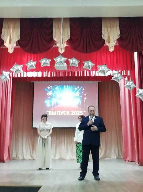 Азнакай шәһәренең 7 нче мәктәбе 27 укучысын олы тормыш юлына озатты