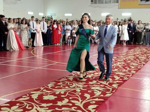 Бүген Азнакай районының барлык мәктәпләре өчен чыгарылыш кичәләре узды.