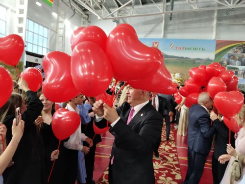 Бүген Азнакай районының барлык мәктәпләре өчен чыгарылыш кичәләре узды.
