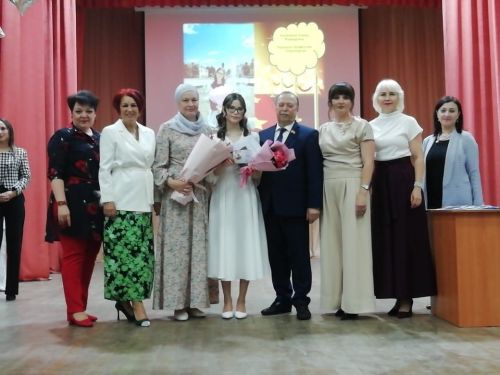 Азнакай шәһәренең 7 нче мәктәбе 27 укучысын олы тормыш юлына озатты