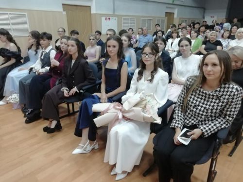 Азнакай шәһәренең 7 нче мәктәбе 27 укучысын олы тормыш юлына озатты