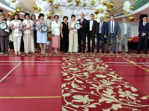 Бүген Азнакай районының барлык мәктәпләре өчен чыгарылыш кичәләре узды.