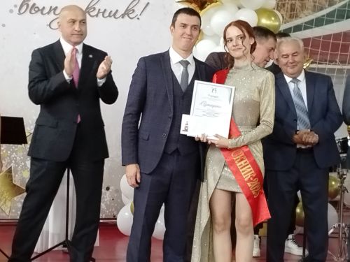 Бүген Азнакай районының барлык мәктәпләре өчен чыгарылыш кичәләре узды.