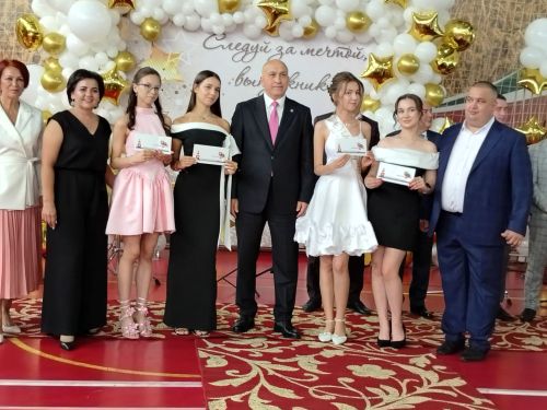 Бүген Азнакай районының барлык мәктәпләре өчен чыгарылыш кичәләре узды.