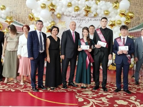 Бүген Азнакай районының барлык мәктәпләре өчен чыгарылыш кичәләре узды.