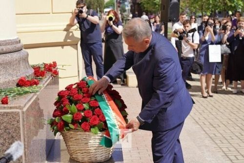 Минниханов возложил цветы к памятнику Пушкина в Казани