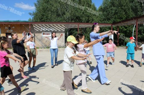 «Танцевальный марафон объединил поколения в парке Тарсус»