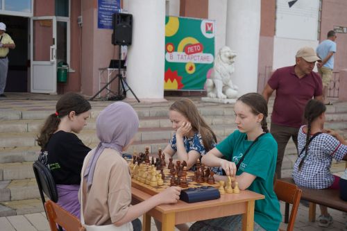 Шахматные страсти кипели на площади Татарстана!