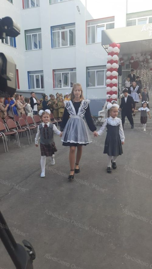 Азнакайның 7 нче мәктәбе укучылары яңа уку елын яңа мәктәптә каршы алдылар