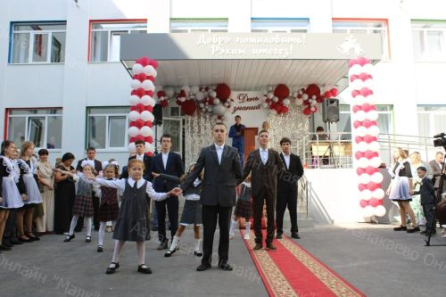 Азнакайның 7 нче мәктәбе укучылары яңа уку елын яңа мәктәптә каршы алдылар