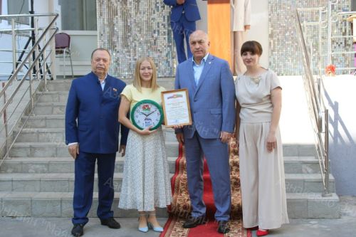 Азнакайның 7 нче мәктәбе укучылары яңа уку елын яңа мәктәптә каршы алдылар