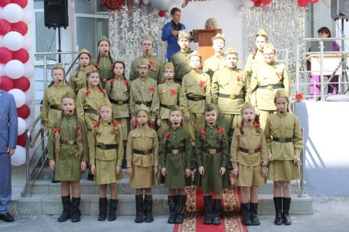 Азнакайның 7 нче мәктәбе укучылары яңа уку елын яңа мәктәптә каршы алдылар